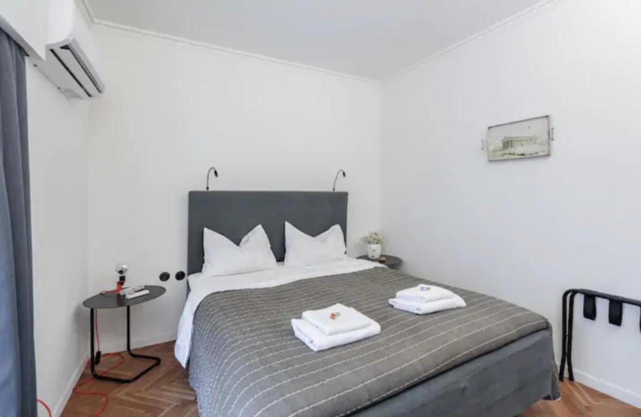 House In House At The Heart Of Exarchia, Extremely Athén